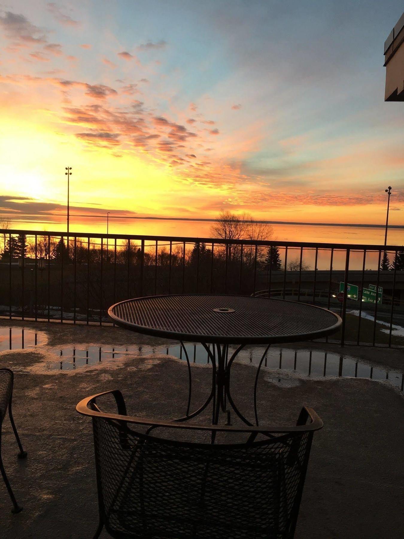 Voyageur Lakewalk Inn Дулут Экстерьер фото